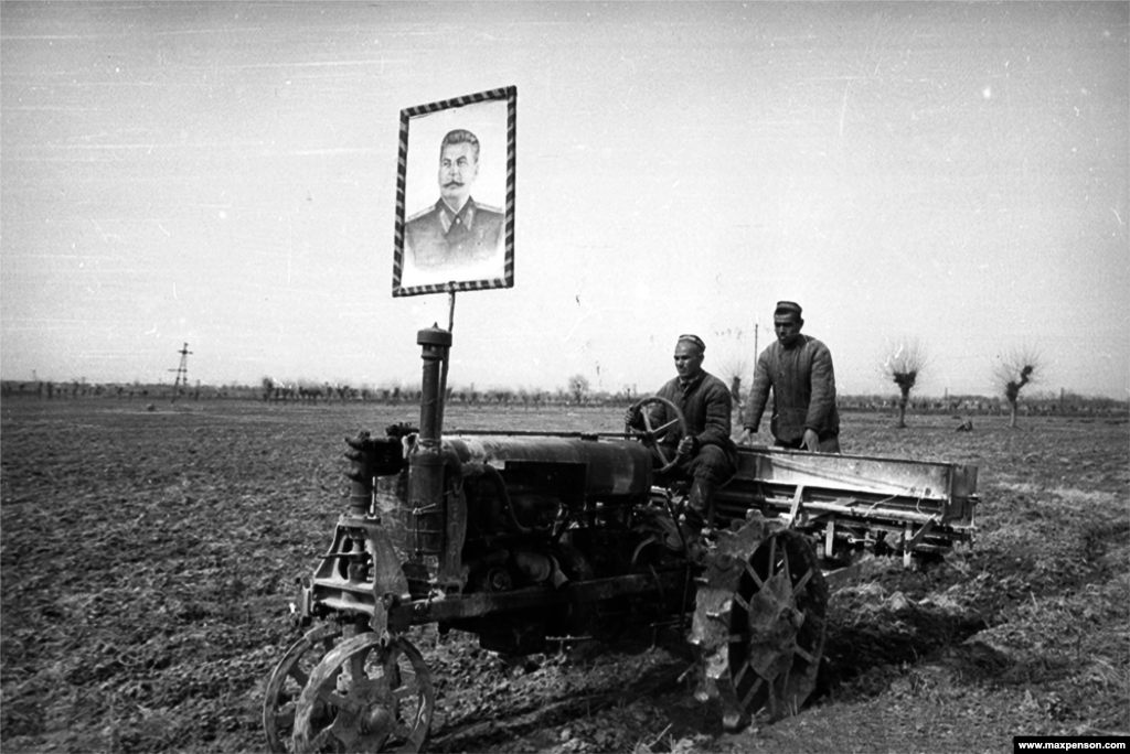 Un portret al liderului sovietic Iosif Stalin pe unul din primele tractoare fotografiate la muncă pe câmpurile din Uzbekistan.La începutul anului 1925, regiunea care astăzi este Uzbekistanul a fost declarată republică a Uniunii Sovietice. Preluarea puterii de către sovietici a marcat o perioadă de transformări brutale, care a inclus execuții ale deținuților politici uzbeci, precum și programe de alfabetizare și industrializare.