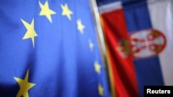 Zastave Evropske unije i Srbije, ilustrativna fotografija