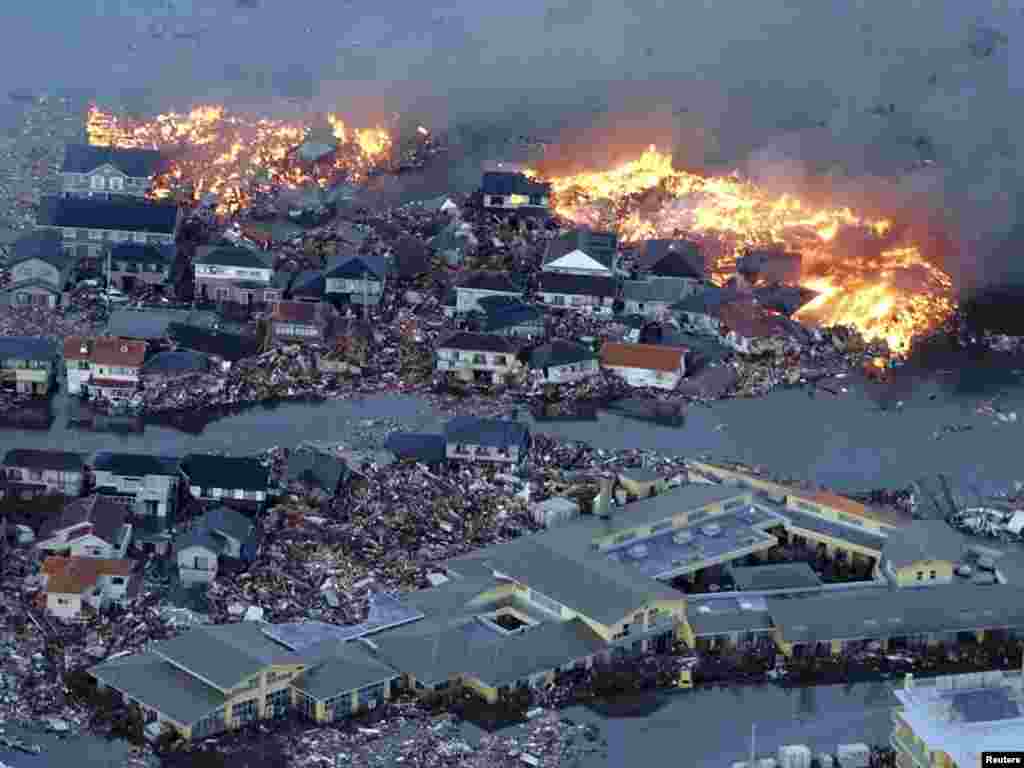 Japan - Nakon snažnog zemljotresa razorni tsunami ostavio je pustoš iza sebe, Natori, 11.03.2011. Foto: Reuters / Yomiuri