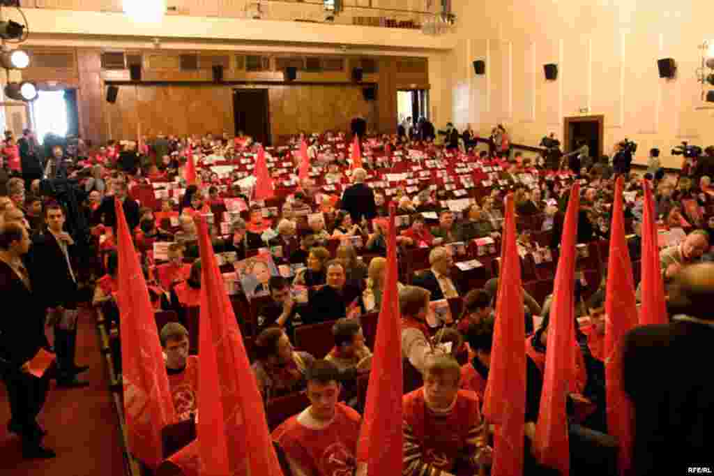 Уж полон зал. На форум пришло около 500 человек...