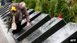 La Memorialul Chornobîl din Kiev