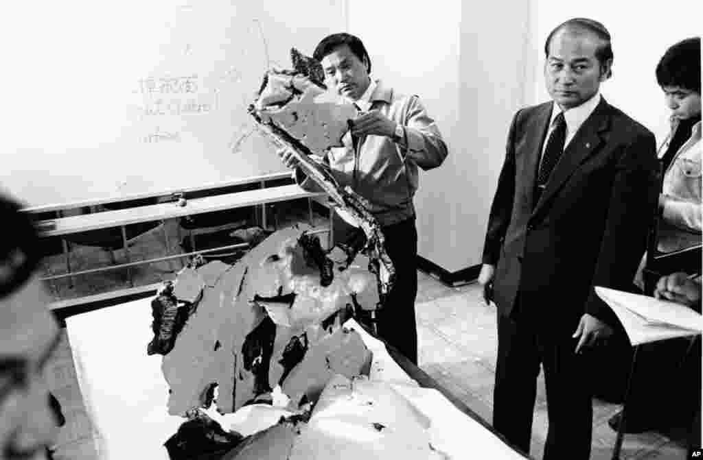 1983 жылғы қыркүйек. АҚШ-тан Сеулге ұшып бара жатқан Оңтүстік Кореяның Korean Airlines әуе компаниясының Boeing-747 жолаушылар ұшағы бағытынан ауытқып СССР әуе кеңістігіне кіріп кеткен. Оны шпиондық мақсатпен келген америкалық ұшаққа жорыған совет басшылығы дереу әуеге әскери ұшақтарын көтерген. Әуеде бірнеше рет ескерту жасап оқ атқаннан кейін совет әуе күштерінің Су-15 ұшағы Оңтүстік Кореяның жолаушылар ұшағын зымыранмен атып түсірген. Boeing-747 сынықтары мұхитқа құлап, ұшақта болған жолаушылар мен экипаж мүшелері – 269 адам түгел қаза тапқан. Суретте: Оңтүстік Корея прокуратурасы қызметкерлері әуеде атып түсірілген жолаушылар ұшағының сынықтарын зерттеп жатыр.