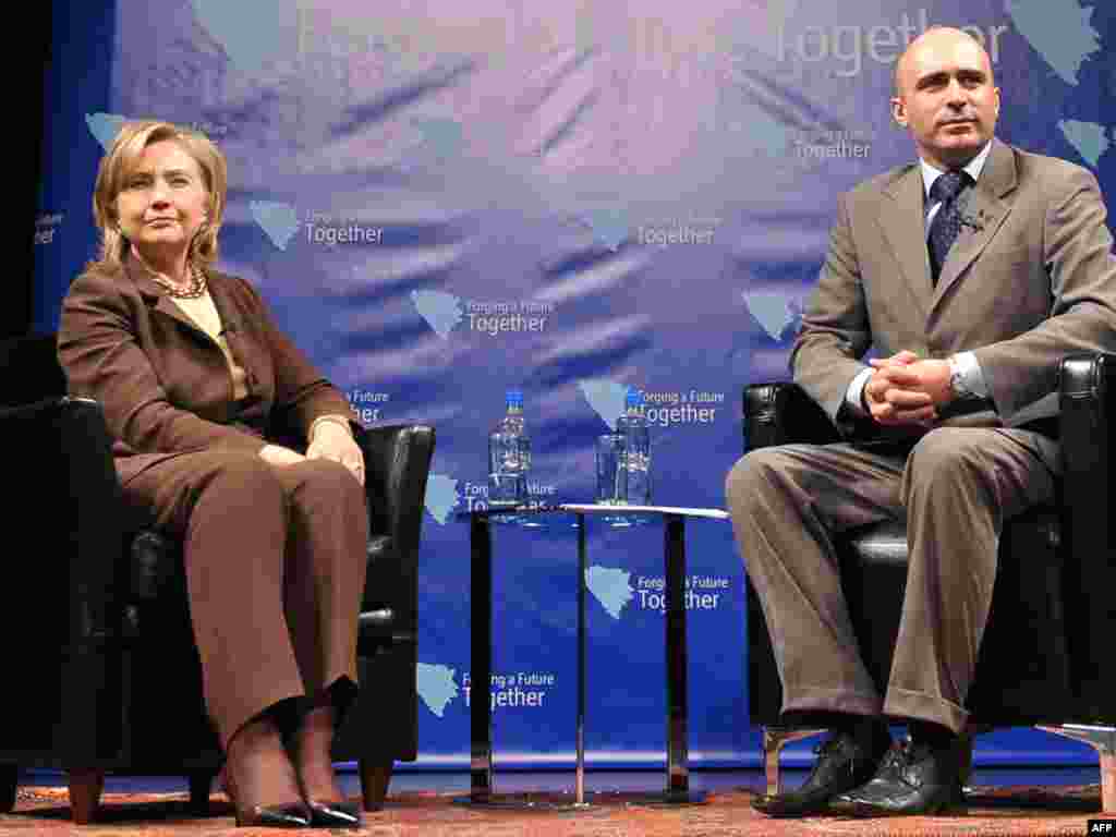 Hillary Clinton i Saša Delić u razgovoru sa studentima, 12.10.2010. Foto: AFP / Mandel Ngan