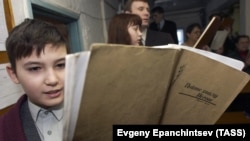 Na Jehovine svjedoke se dugo vremena gleda s podozrenjem u Rusiji zbog njihovog stava prema vojnoj službi, glasanju i generalno autoritetu vlasti.