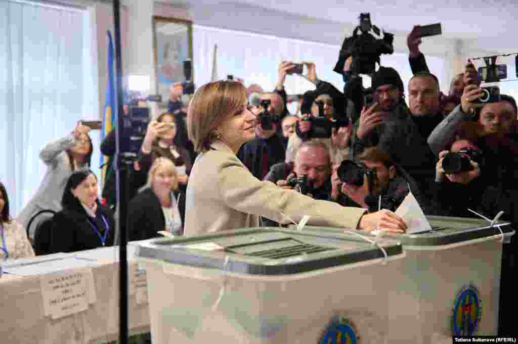 Ieșind din cabina de vot, actuala președintă, candidata PAS, Maia Sandu, a spus că a votat din convingerea că „moldovenii trebuie să-și determine singuri soarta”, nu „minciunile și banii murdari”.