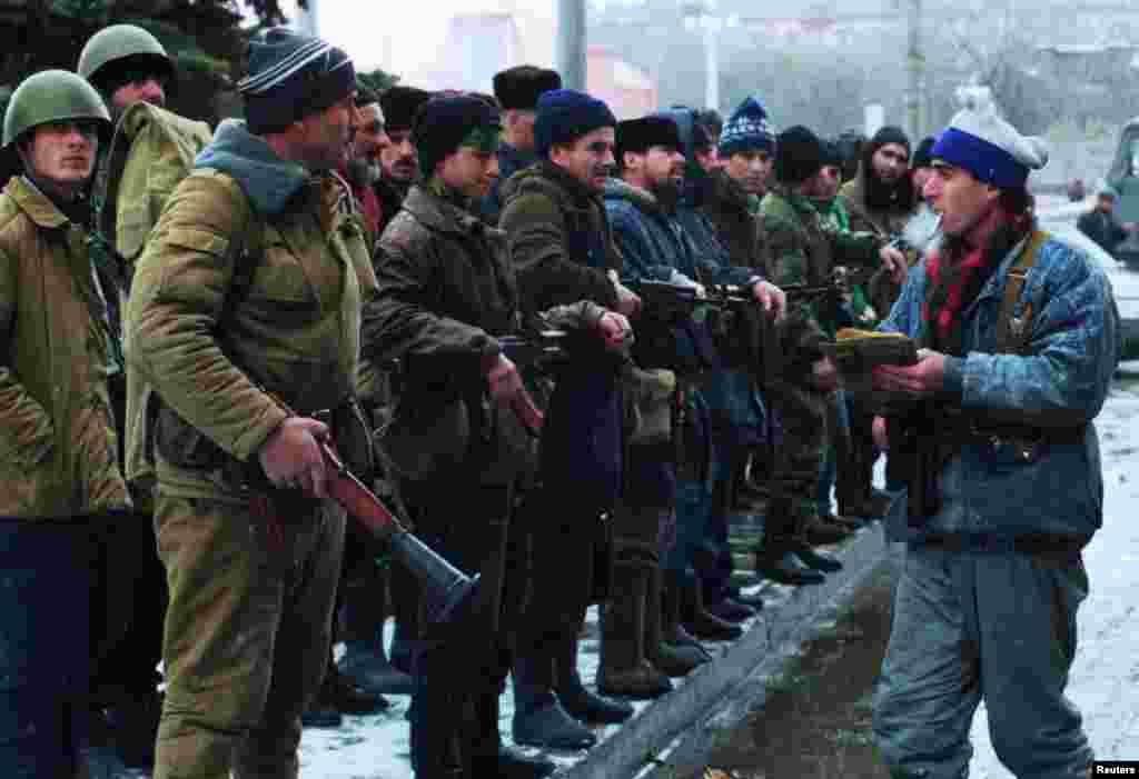 Нохчийн лаамхой гулбелла Соьлжа-ГӀалин коьртачу майданахь 1994-чу шеран гIуран-беттан 17-чу дийнахь. Оьрсийчоьнан эскарш тӀегӀерташ хиларна республикан коьрта шахьар ларъйан кечам беш бу уьш. Цул тӀаьхьа цхьа-ши кӀира даьлча федералаша Соьлжа-ГӀалана штурм йолийра. Иза уггаре а кхетам боцу хилам хилла дӀахӀоьттира, дукха эшамаш хиларе хьаьжча. Соьлжа-ГӀала йерриг аьлча санна хӀаллакйира йеттачу ракеташца а, бомбанашца а. Пхеа кӀиранах хиллачу тӀемашкахь, кеп-кепарчу зерашца, вийна 27 эзар гергга маьрша вахархо. Тхан редакцино <a href="https://d28m0e6gotvxgr.cloudfront.net/a/novyy-god-pod-zalpy-artillerii-monologi-pe