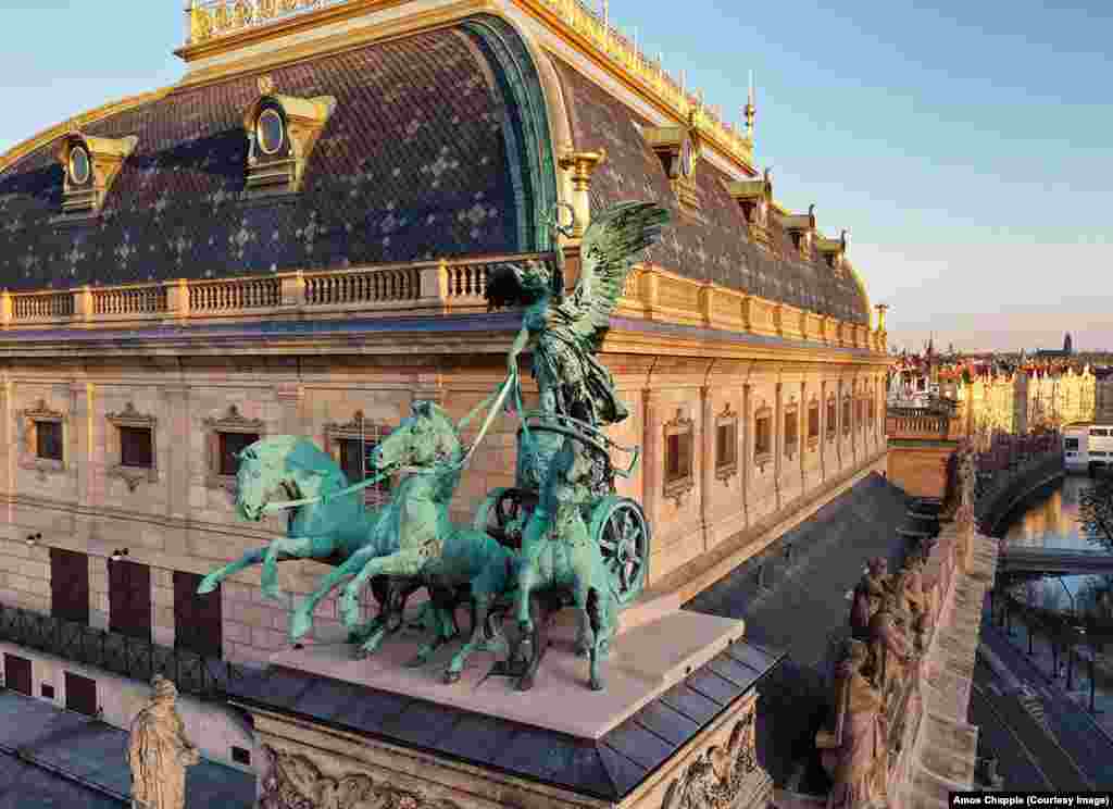 Nike, Zeița Victoriei, într-un car, tras de trei cai, pe acoperișul Teatrului Național. Statuia iconică este o copie a originalului. Toate sculpturile din bronz din vârful teatrului a fost distruse într-un incendiu, în 1881, la scurt timp după ce au fost instalate aici de autor, Bohuslav Schnirch. Exemplarele care împodobesc astăzi clădirea au fost instalate pe clădirea reparată în 1911, la un deceniu după moartea lui Schnirch.