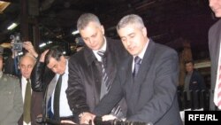 Ministri Mlađan Dinkić i Dragan Šutanovac u jednoj od poseta fabrici "Zastava oružje"