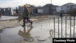 У южных осетин при упоминании о подрядчиках из России могли возникнуть нехорошие ассоциации с челябинскими специалистами, восстанавливавшими республику в 2009-2011 годах: до сих пор расхлебывают результаты их работы