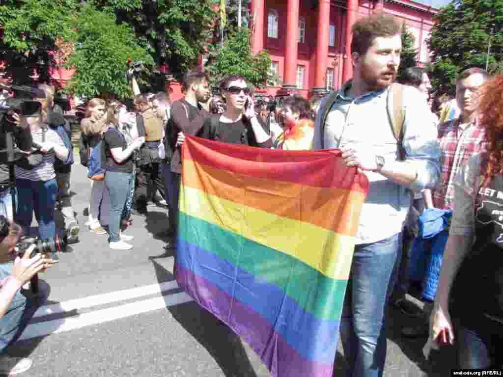 В числе участников "Марша равенства" были представители дипломатических миссий, европейских институтов и общественных организаций, украинские политики.
