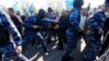 Російська поліція в Криму блокує кримських татар, які намагаються пройти через блокпост на межі Криму з Херсонською областю, 3 травня 2014 року