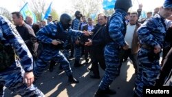 Російська поліція в Криму блокує кримських татар, які намагаються пройти через блокпост на межі Криму з Херсонською областю, 3 травня 2014 року