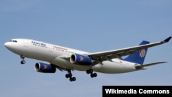 Самолет A330-200 компании EgyptAir после взлета.