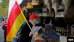 Согласно решению цхинвальских властей, более 600 предпринимателей югоосетинской столицы, работающих в сфере общественного питания, бытового обслуживания и торговли, должны будут получить в мэрии разрешение на право торговли