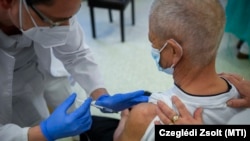 Oltás a tiszavasvári idősotthonban, 2021. január 28-án.