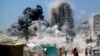 Palestinieni aleargă în momentul în care un turn de 15 etaje din Gaza City se prăbușește în urma loviturilor aeriene israeliene. 5 septembrie 2025. 