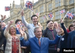 Nigel Farage la Londra sărbătorind rezultatul referendumului