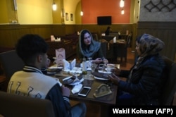 Kabul, ianuarie 2019 - discuție într-un restaurant.