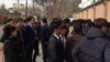 Группа таджикской молодежи возле здания представительства ЕС в Таджикистане. Душанбе, 20 февраля 2016 года. 