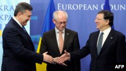 Van Rompuy si Barroso cu Ianukovici in februarie la Bruxelles.