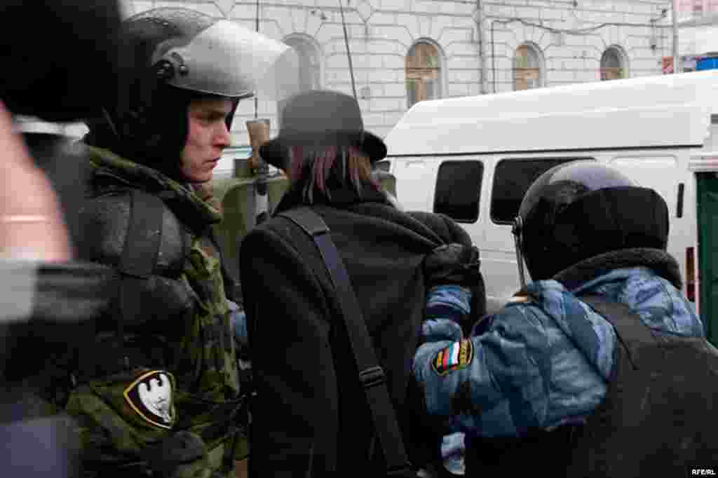Задерживали всех молодых людей, кто был без телекамер, фотоаппаратов, микрофонов. Прессу не трогали