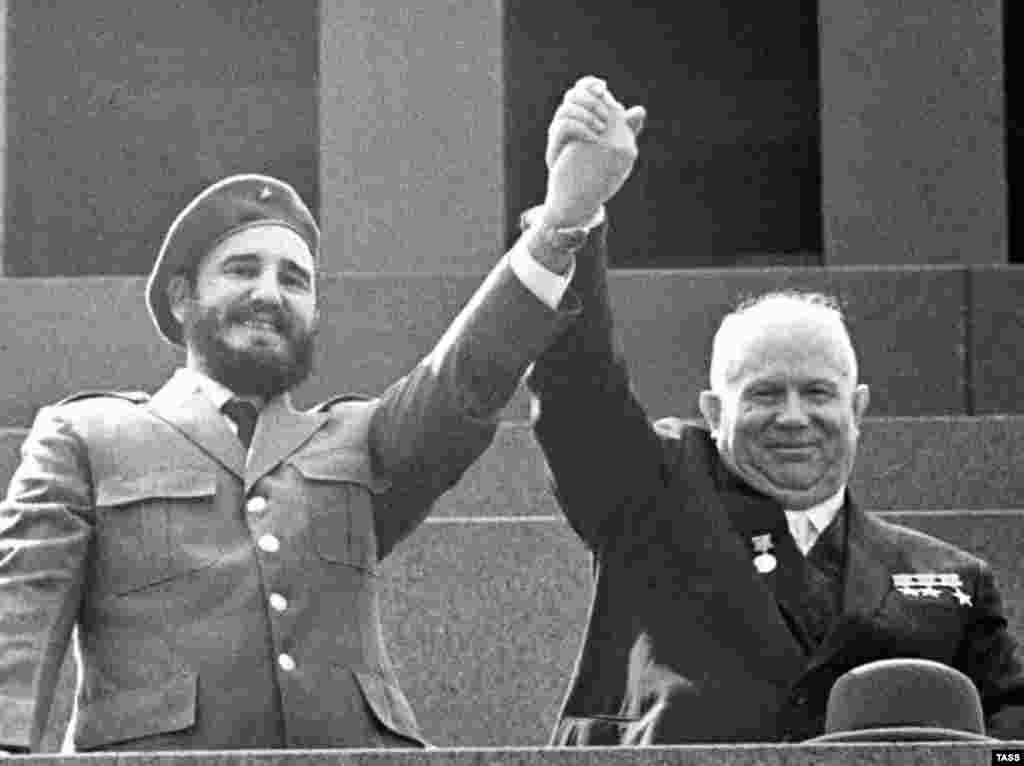 Фидель Кастро Никита Хрущевпен бірге тұр. 1962 жыл. 