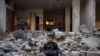 Një fëmijë palestinez ulet në rrënojat e një ndërtese të shkatërruar nga sulmi izraelit në Rafah, në jug të Gazës, 29 dhjetor 2023.