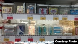 Unt și produse lactate într-un magazin din St. Petersburg. Produsele sunt expuse în cutii anti-furt.