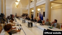 Россия. Инсанасул ихтиярал цIуниялъул ва гражданияб жамгIият цебетIезабиялъул президентасда цебе комиссиялъул данделъи. 2012 сон.