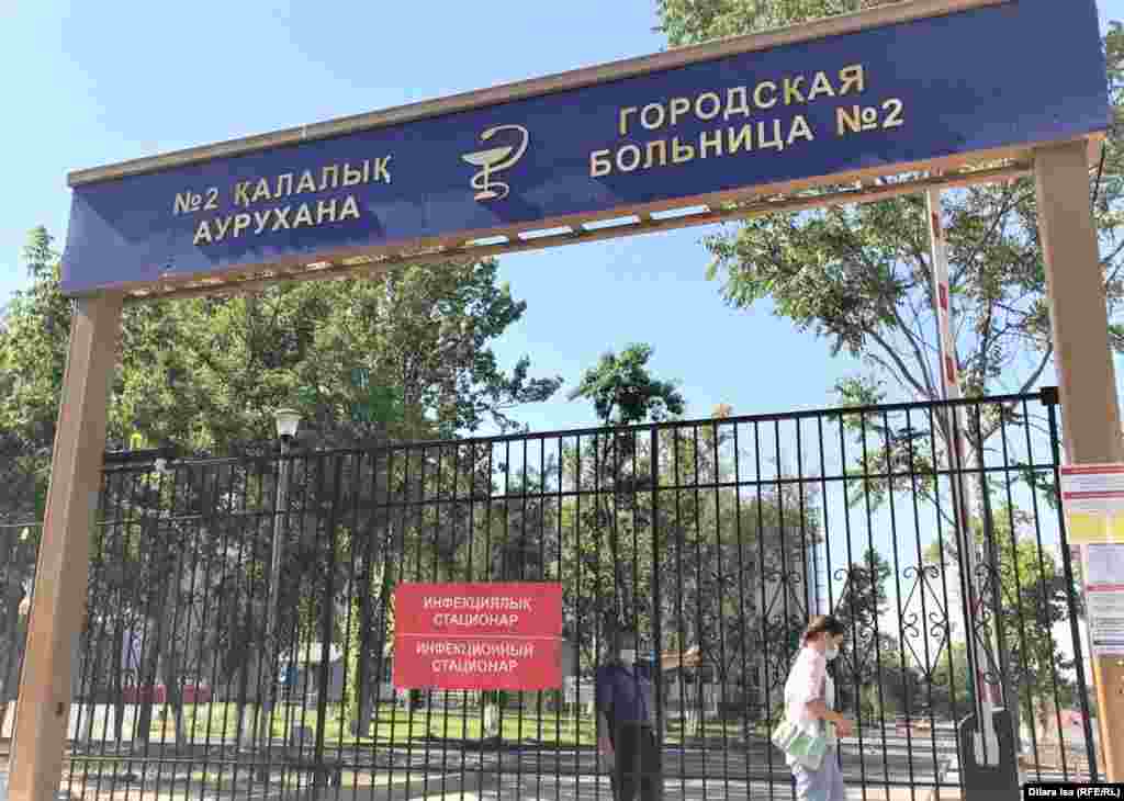 Індеттің өршуіне байланысты "күрең қызыл" аймаққа енгізілген Шымкентте қазір күн сайын жүздеген адамның коронавирус жұқтырып алғаны анықталып жатыр. 