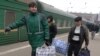 Оставшиеся без работы мигранты едут домой. Москва, 15 декабря 2008 года.