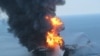 Пожарные суда возле горящей нефтяной платформы в Мексиканском заливе.