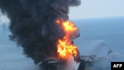 Пожарные суда возле горящей нефтяной платформы в Мексиканском заливе.