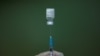 Medicinski radnik puni špric vakcinom u centru za vakcinaciju protiv COVID-19 "Dom zdravlja" u Nišu, Srbija, 3. marta 2021.
​
