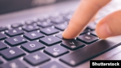 Proiectul introducerii amenzilor pentru răspândirea dezinformării pe rețelele de socializare se află la etapa consultărilor publice.