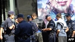 Policija pregleda dokumenta ultranacionalista, 20. septembar 2009.