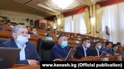 На пленарном заседании Жогорку Кенеша. Фото от 15 апреля 2020 года.