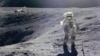 Американский астронавт Чарльз Дюк делает шаги на поверхности Луны. 1972 год. 