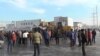 Люди собрались вокруг бульдозера на рынке автозапчастей «Баянаул». Алматы, 9 января 2015 года. 