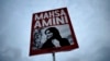 Mahsa Aminiň hatyrasyna dikilen protest baneri (arhiw suraty)