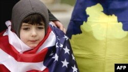 Dete umotano u sastavu SAD, pored zastave Kosova, Priština, februar 2009.
