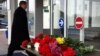 Люди приносят цветы к зданию аэропорта Ростова-на-Дону. 
