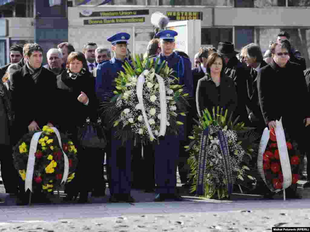 Polaganje cvijeća na Spomen obilježje ubijenoj djeci opkoljenog Sarajeva, 01. mart 2012.