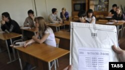 Единый государственный экзамен вводится в России с 2009 года, но его противники уверены, что пользы он не принесет