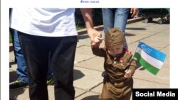 Самый маленький участник акции «Бессмертный полк» в Ташкенте, 9 мая 2016 года.