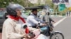 Un bărbat și o femeie merg cu motocicletele în centrul orașului Teheran. (fotografie de arhivă)