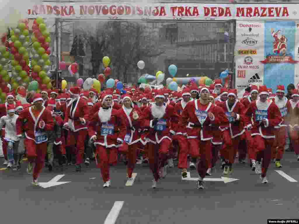 U Beogradu je održana, treća po redu, tradicionalna trka Deda Mrazova. Cela akcija ima humanitarni karakter, a ovogodišnji slogan bio je: ¨Verujem u Deda Mraza¨. 26.12.2010. Foto: Vesna Anđić