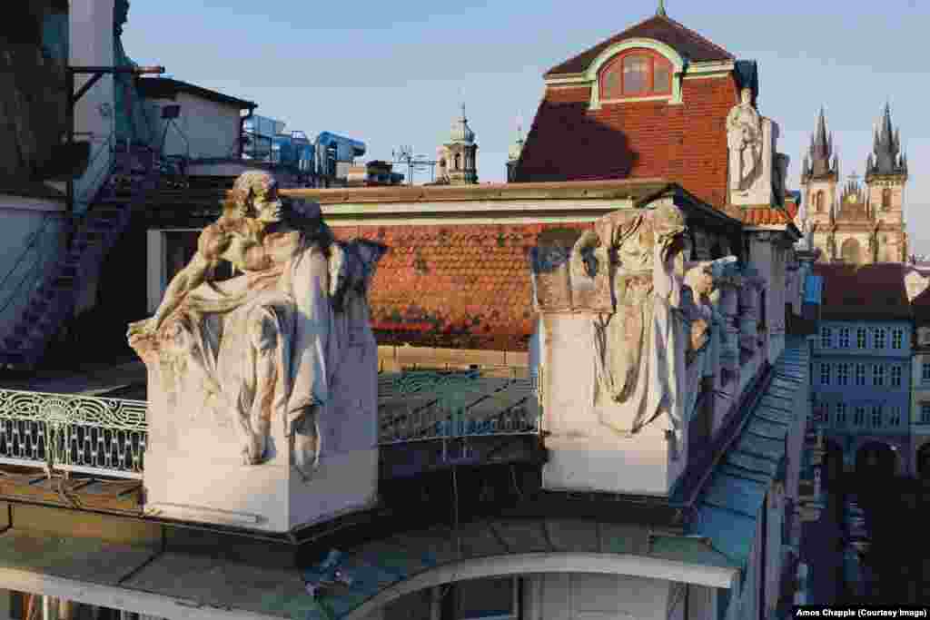 Sculpturi pe acoperișul Primăriei pragheze, realizate de Ladislav Šaloun (1870-1946), un important sculptor ceh din perioada Art Nouveau. Šaloun este cunoscut mai ales ca autor al monumentului lui Jan Hus din Piața Orașului Vechi din Praga.