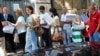 Nekadašnji redovi za vize, fotografija iz jula 2009 ispred Ambasade Grčke u Beogradu