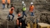 Multe dintre șantierele din România sunt în pericol din cauza scumpirii materialelor de construcții. Guvernul promite soluții însă nu spune care sunt acestea și nici când vor fi implementate. 